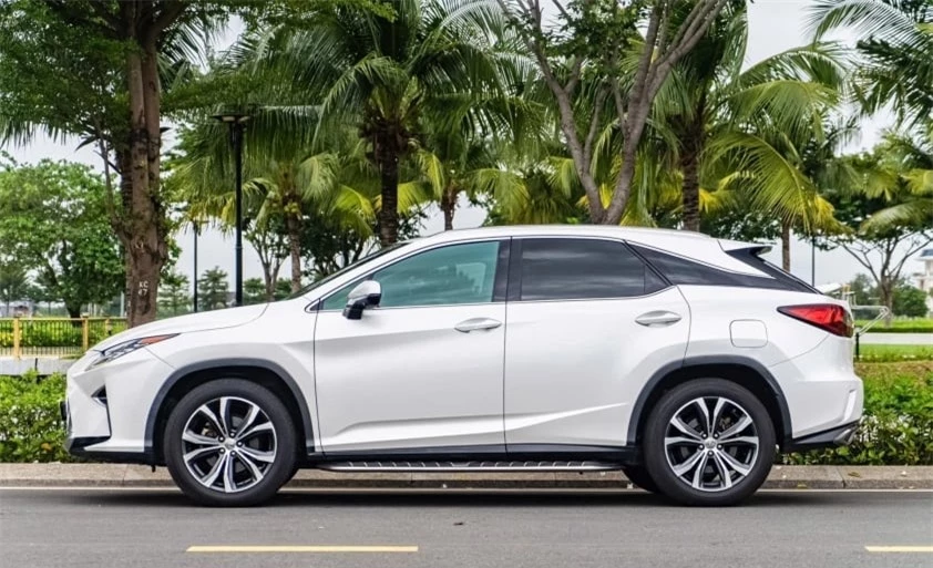 Lexus RX 350 2016 lăn bánh 8 năm lên sàn xe cũ với giá khó tin 526387