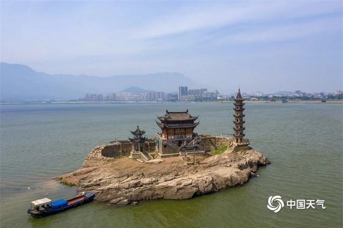 Lạc Tinh Đôn là một hòn đảo đá nhỏ với lịch sử hàng nghìn năm giữa lòng hồ Bà Dương (Ảnh: p.weather.com)