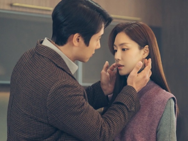 Dẫn vợ sắp cưới đi mua nhẫn cưới thì chạm mặt vợ cũ, hành động sau đó của vợ mới khiến tôi muốn 'độn thổ' và quyết định từ hôn