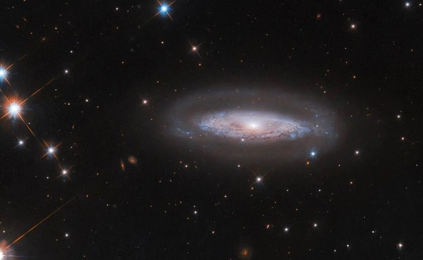 NASA/ESA tung ảnh "vua quái vật" trọng lượng 65 triệu Mặt Trời