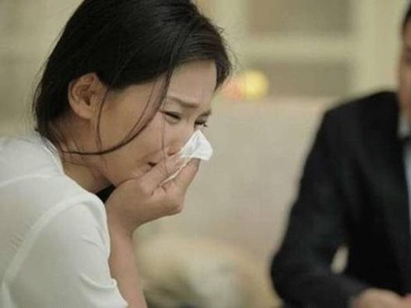 Nhiều đêm liền thấy vợ vào nhà tắm khóc nức nở, chồng tìm hiểu nguyên nhân thì đắng cay trước lý do tưởng chừng đã chôn vùi từ lâu