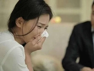 Nhiều đêm liền thấy vợ vào nhà tắm khóc nức nở, chồng tìm hiểu nguyên nhân thì đắng cay trước lý do tưởng chừng đã chôn vùi từ lâu