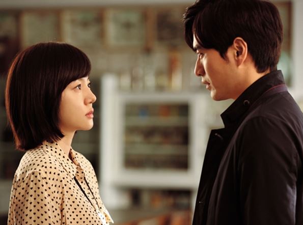 Nghe tiếng gõ cửa phòng, tôi mừng rỡ chạy ùa ra, nhưng lại chết sững sau đó khi đối diện với người đàn ông đứng trước mặt