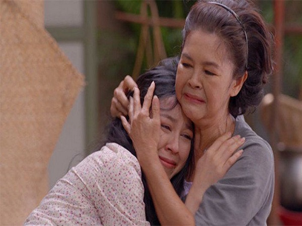 T&#xF4;i b&#xE0;ng ho&#xE0;ng khi th&#x1EA5;y m&#x1EB9; ch&#x1ED3;ng qu&#x1EF3; s&#x1EE5;p xu&#x1ED1;ng, hai h&#xE0;ng n&#x1B0;&#x1EDB;c m&#x1EAF;t ch&#x1EA3;y r&#xF2;ng, b&#xE0; &#xF4;m t&#xF4;i v&#xE0;o l&#xF2;ng r&#x1ED3;i n&#xF3;i h&#x1EBF;t b&#xED; m&#x1EAD;t t&#xE0;y tr&#x1EDD;i m&#xE0; m&#xEC;nh gi&#x1EA5;u k&#xED;n b&#x1EA5;y l&#xE2;u