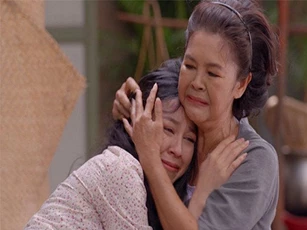 Tôi bàng hoàng khi thấy mẹ chồng quỳ sụp xuống, hai hàng nước mắt chảy ròng, bà ôm tôi vào lòng rồi nói hết bí mật tày trời mà mình giấu kín bấy lâu
