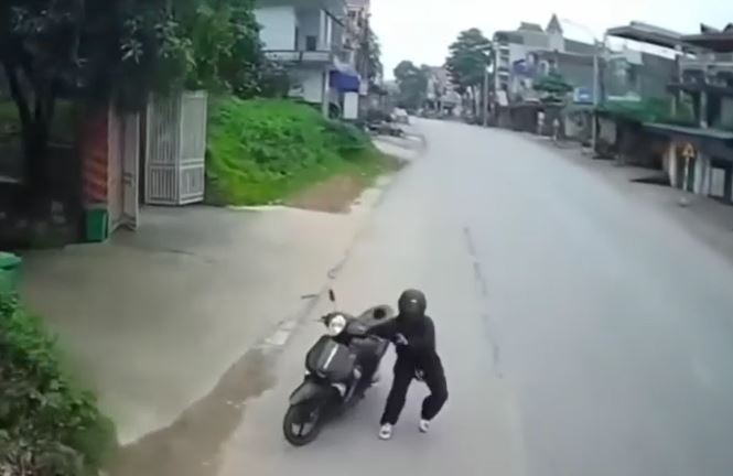 CLIP: Cô gái vứt xe máy bỏ chạy khi phát hiện xe ben lao về phía mình