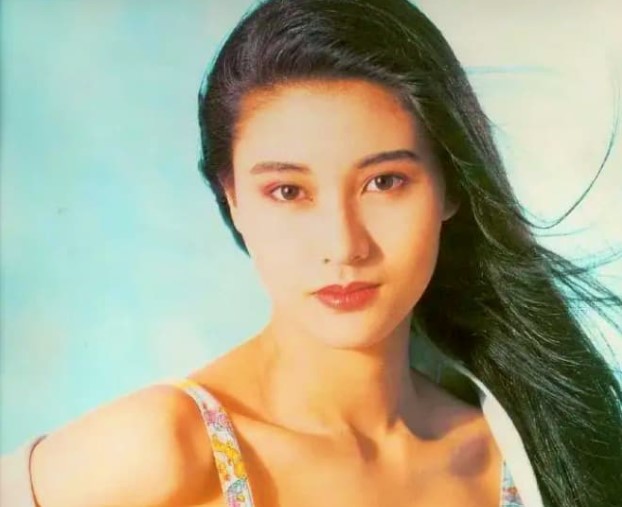 Dáng đi của Lý Gia Hân 54 tuổi trông như một bà lão, còn đâu nàng hậu đẹp nhất Hồng Kông ngày xưa vừa sexy vừa nóng bỏng