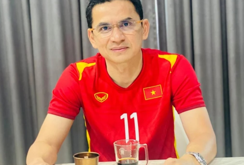 Từ Thái Lan, HLV Kiatisak ủng hộ 20 triệu đồng cho người dân Việt Nam