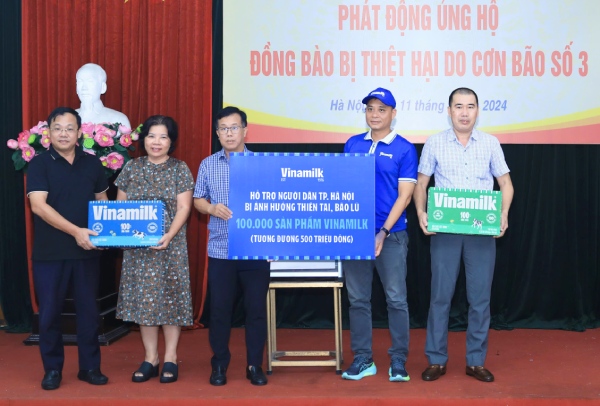 Vinamilk hỗ trợ 550.000 sản phẩm sữa, nước cho trẻ em, người dân vùng bão lũ