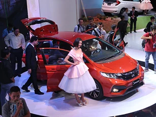 Nỗ lực kích cầu bất thành, sức mua ô tô vẫn sụt giảm trong tháng 'cô hồn'