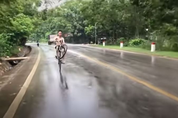 CLIP: Nam thanh niên bốc đầu xe đạp và cái kết cực 'đắng'