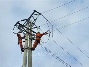 Nỗ lực khôi phục lưới điện cho người dân vùng lũ