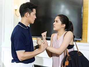 Mới đặt chân về nhà sau chuyến công tác, vợ đang ở cữ nhất quyết đòi ly hôn, tôi chết điếng khi biết nguyên do
