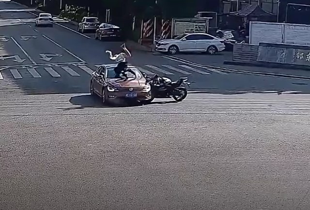 CLIP: Cú va chạm kinh hoàng với ô tô, thanh niên có pha lộn nhào thoát nạn đáng kinh ngạc