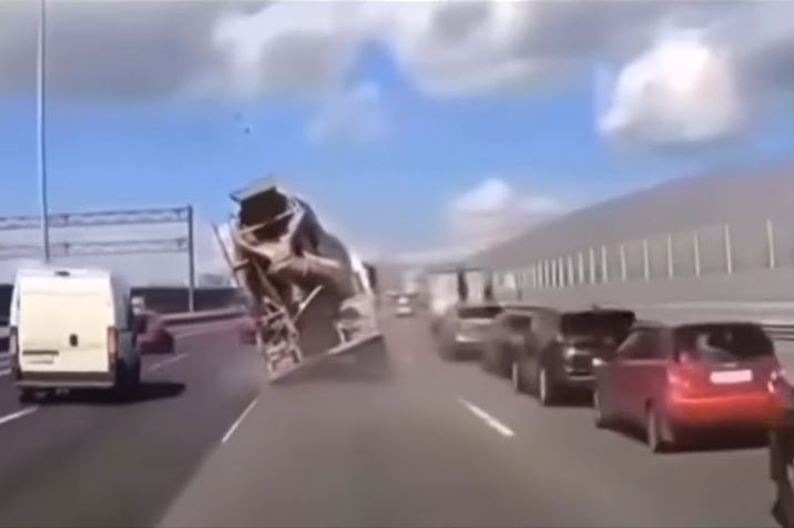 CLIP: Xe trộn bê tông suýt lật khi tài xế đánh lái gấp tránh xe tô tô con trên cao tốc