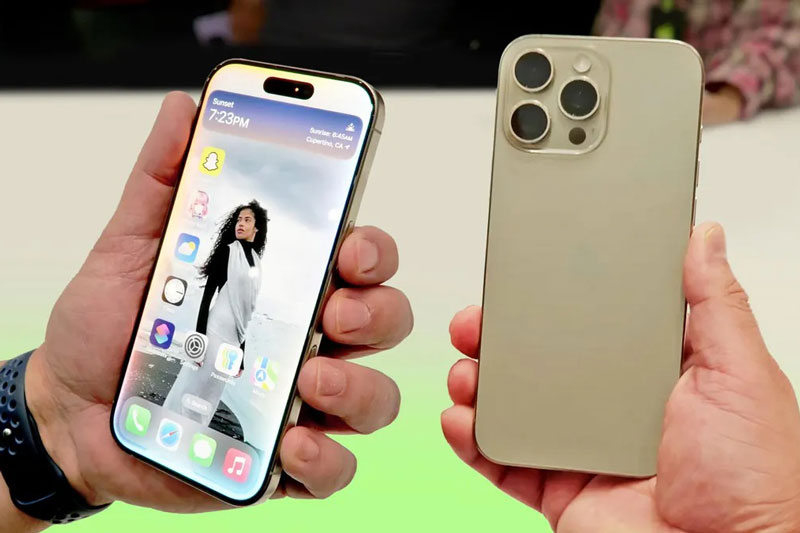 CLIP: Trên tay iPhone 16 Pro và iPhone 16 Pro Max vừa trình làng