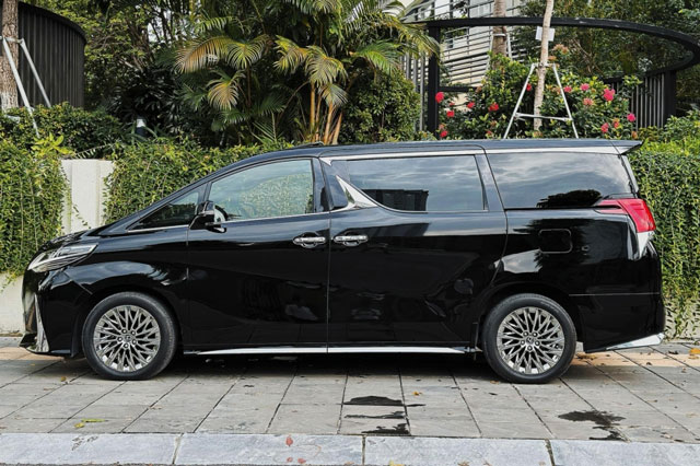 Sử dụng 2 năm, ‘chuyên cơ mặt đất’ Lexus LM 350 chạy lướt rao bán với giá ngỡ ngàng