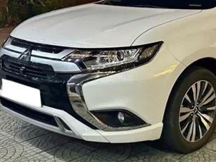 Lăn bánh 2 năm, Mitsubishi Outlander "lướt" bán lại với giá khó tin