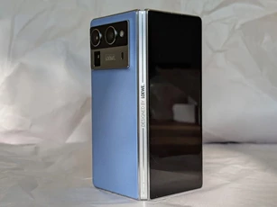 Smartphone màn hình gập tích hợp AI, cấu hình ‘khủng’, giá chỉ hơn nửa Samsung Galaxy Z Fold6
