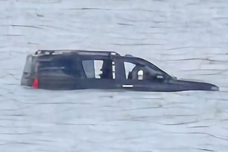 Mách bạn những kỹ năng sống còn khi ôtô bị rơi xuống nước