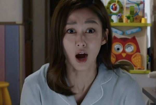 Chồng đi công tác, nửa đêm hàng xóm gõ cửa dồn dập, tim tôi đập loạn nhịp khi thấy thứ anh đưa