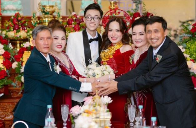 Ng&#xE0;y c&#x1B0;&#x1EDB;i m&#x1EB9; ch&#x1ED3;ng cho 20 t&#x1EF7; v&#xE0; 20 c&#xE2;y v&#xE0;ng, 9X v&#x1EC1; l&#xE0;m d&#xE2;u &#x111;&#x1B0;&#x1EE3;c m&#x1EB9; d&#x1EA1;y cho b&#xE0;i h&#x1ECD;c