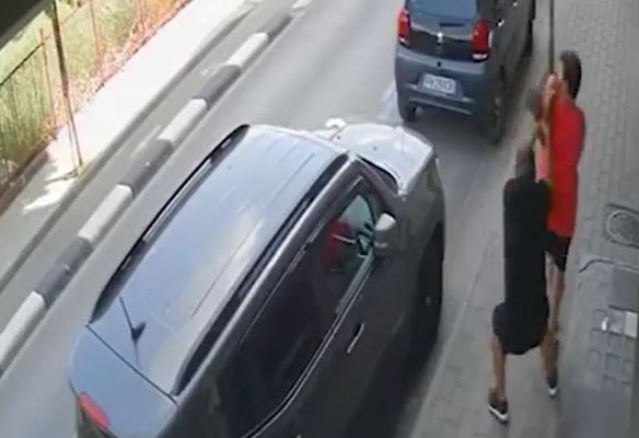 CLIP: Giật túi xách của người phụ nữ U70, tên cướp nhận ngay cái kết ê chề