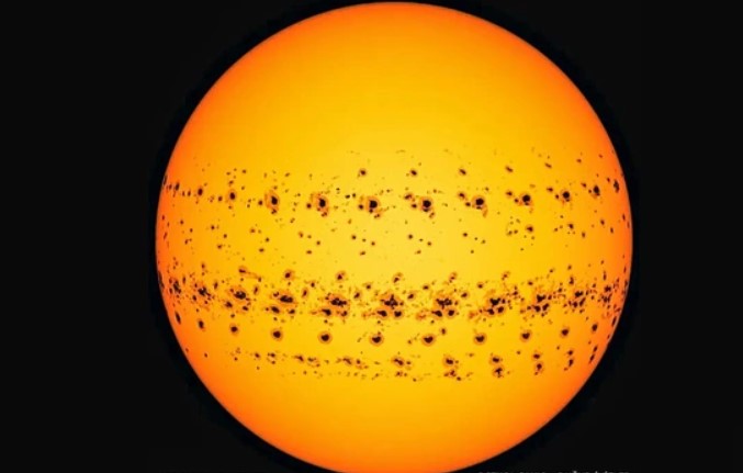 M&#x1EB7;t Tr&#x1EDD;i xu&#x1EA5;t hi&#x1EC7;n h&#x1A1;n 200 v&#x1EBF;t &#x111;en &#x111;&#xE1;ng s&#x1EE3;