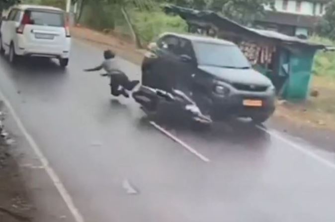 CLIP: Người đàn ông phản ứng cực nhanh, nhảy khỏi xe máy để tránh bị xe ô tô tông trực diện