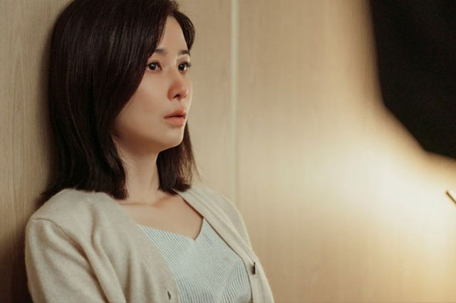 Thấy chồng đang ngồi suy tư, tôi lẳng lặng lại gần thì phát hiện bí mật 'động trời' của anh ta khiến trái tim đau nhói