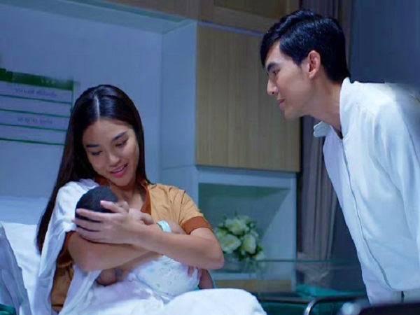 Tôi hốt hoảng chạy đến bệnh viện trong đêm, đứng hình khi thấy quần áo của chồng dính toàn máu trên tay còn ôm một đứa bé