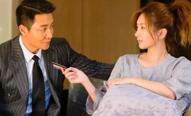 Đụng mặt vợ bầu khi đi ăn tối với đồng nghiệp nữ, hôm sau cô ấy để lại tờ giấy ghi đúng 10 từ làm tôi xanh mặt