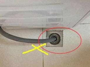 Đừng bao giờ nhét ống thoát nước của máy giặt vào cống thoát sàn! Tôi mới hối hận vì đã mắc sai lầm