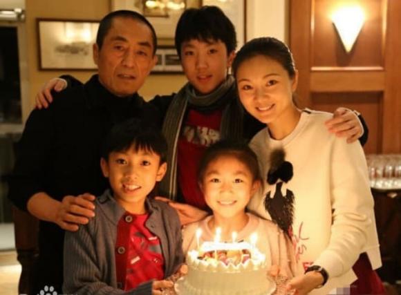 Trương Nghệ Mưu vì Củng Lợi mà ly hôn người vợ đầu tiên, nhưng 8 năm sau ông đã bỏ rơi cô để yêu Trần Đình kém 31 tuổi