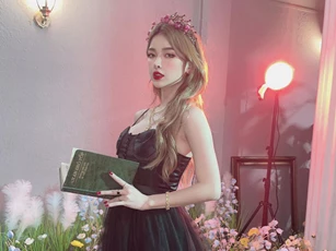 Ngắm nhan sắc tựa thiên thần của nữ ca sĩ người Nghệ An