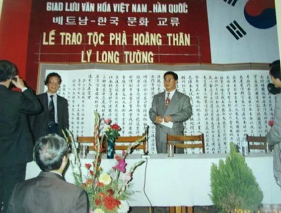 Lễ trao tôc phả hoàng thân Lý Long Tường.