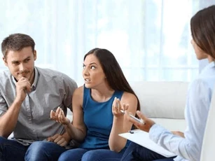 Cãi nhau với mẹ chồng mà chồng thản nhiên đứng một bên nghịch điện thoại, tôi phẫn nộ nhất mực đòi ly hôn