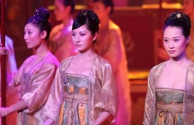 Thái giám thời xưa khi vào cung đều bị thiến, còn cung nữ khi vào cung cũng phải làm một việc tàn nhẫn hơn cả nam giới