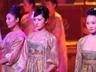 Thái giám thời xưa khi vào cung đều bị thiến, còn cung nữ khi vào cung cũng phải làm một việc tàn nhẫn hơn cả nam giới