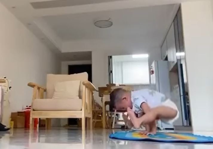 CLIP: Đang còn đóng bỉm, em bé trai đã khiến bao người phải nể phục khi thực hiện những động tác yoga khó