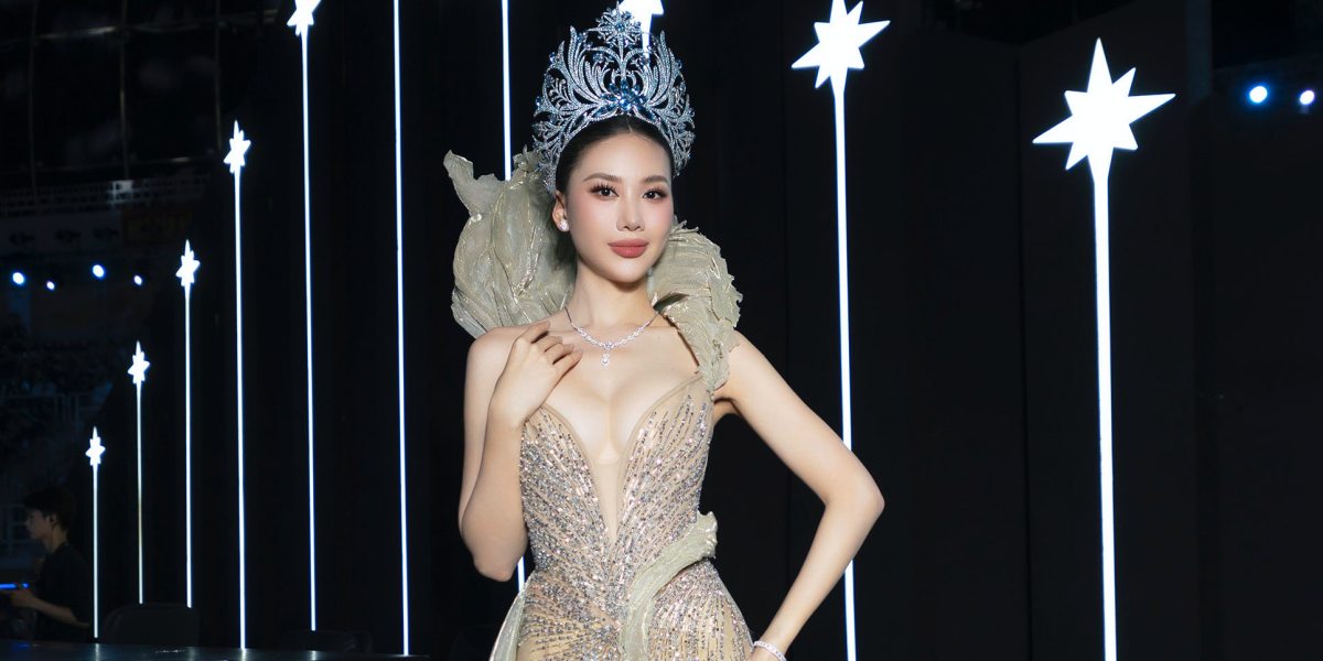 M&#x1EDF; m&#xE0;n final walk, B&#xF9;i Qu&#x1EF3;nh Hoa c&#xFA;i &#x111;&#x1EA7;u, c&#x1EA7;u mong b&#xEC;nh an cho &#x111;&#x1ED3;ng b&#xE0;o ch&#x1ECB;u h&#x1EAD;u qu&#x1EA3; n&#x1EB7;ng n&#x1EC1; v&#xEC; thi&#xEA;n tai