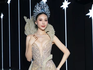Mở màn final walk, Bùi Quỳnh Hoa cúi đầu, cầu mong bình an cho đồng bào chịu hậu quả nặng nề vì thiên tai