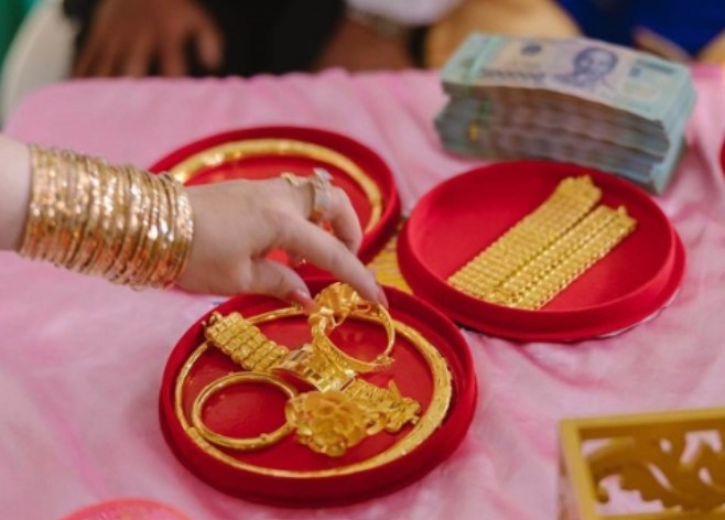 Mang 20 cây vàng nhà chồng tặng ngày cưới đi bán mới phát hiện hóa ra toàn đồ giả