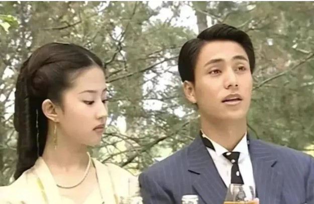 M&#x1EF9; nam ng&#x1EA1;o m&#x1EA1;n nh&#x1EA5;t showbiz: Coi th&#x1B0;&#x1EDD;ng L&#x1B0;u Di&#x1EC7;c Phi, ch&#xE8;n &#xE9;p Ngh&#xEA; Ni, &#x27;va ch&#x1EA1;m&#x27; v&#x1EDB;i T&#x1EA1; &#x110;&#xEC;nh Phong ngay tr&#xEA;n s&#xF3;ng truy&#x1EC1;n h&#xEC;nh