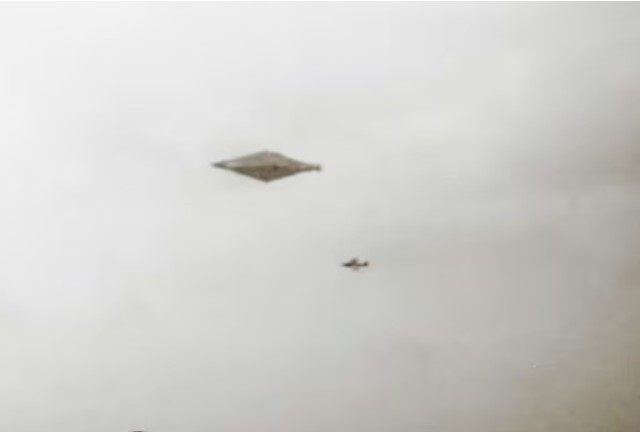 Lời thú nhận kinh ngạc của 1 công chức Bộ quốc phòng Anh về UFO và người ngoài hành tinh
