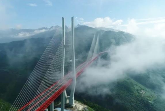 Bí ẩn bên dưới cây cầu cao nhất thế giới gần Việt Nam: Cao ngang tòa nhà 200 tầng, có thác nước dốc nhất châu Á