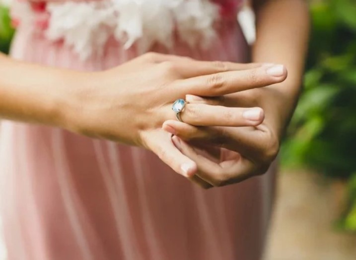 Vừa nghe mẹ chồng đọc 4 nội quy nhà chồng, nàng dâu đã tháo nhẫn cưới chạy vội nhưng lại bất ngờ được khách mời rần rần vỗ tay