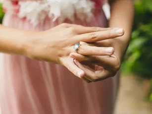 Vừa nghe mẹ chồng đọc 4 nội quy nhà chồng, nàng dâu đã tháo nhẫn cưới chạy vội nhưng lại bất ngờ được khách mời rần rần vỗ tay