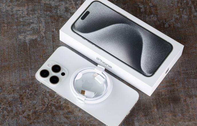 Doanh số iPhone 15 Pro Max tăng mạnh sau khi iPhone 16 ra mắt, giá giảm hấp dẫn được lòng khách Việt