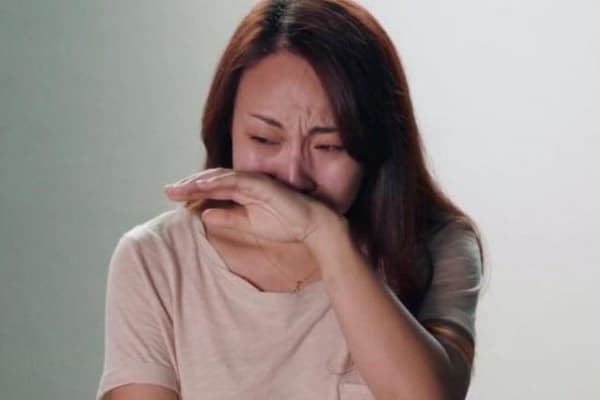 Núp sau cánh cửa, tôi giật mình khi nghe thấu những lời bộc bạch hối hận của vợ trước bàn thờ bố chồng mới mất